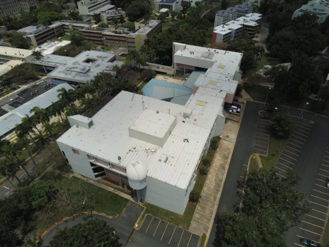 Toma aérea del Edificio de Física en el proceso de impermeabilización. Suministrada