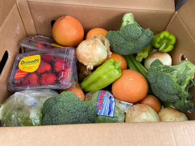 Las cajas, valoradas en $90 dólares contienen: leche, mantequilla, queso, algún corte de carne, frutas, vegetales, viandas y huevos, entre otros productos. Suministrada Come Colegial