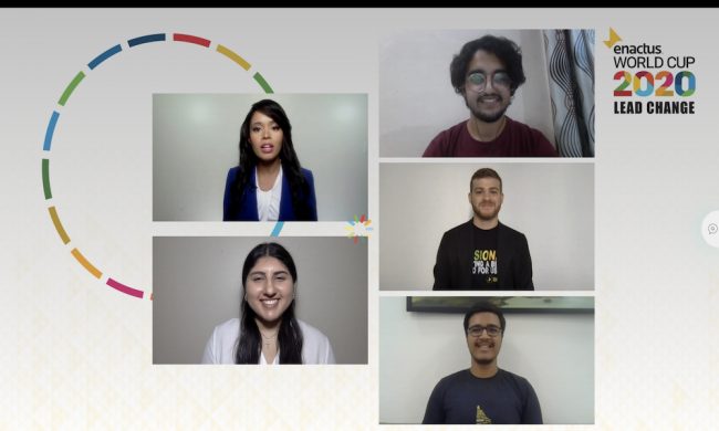 Fotocaptura del foro con los cuatro finalistas del 77 Sec Film Festival, donde Ninoshka Arroyo Valentín, abajo en la izquierda, representó a Enactus UPR Mayagüez, asociación de la que es presidenta. (Suministrada)