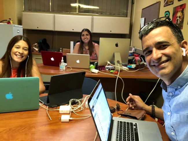 En primer plano, el doctor José Ferrer, director de DECEP; Yaritza Ortiz González, oficial administrativa de CREAD;  Ivelisse Negrón Andújar, directora auxiliar de la DECEP a cargo del Programa de Cursos Cortos y Proyectos Especiales. Suministrada CREAD