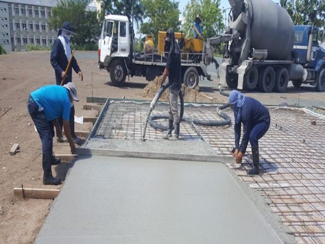 Empleados realizan reparaciones a las aceras en diferentes áreas del Recinto. (Suministrada)