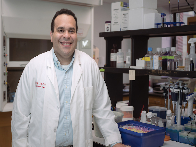 El doctor David Soto Pantoja se desempeña como docente en el Centro Comprensivo de Cáncer, en la Escuela de Medicina de Wake Forest University, en Carolina del Norte.