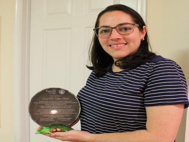 La ingeniera Enid M. Colón Torres recibió el Premio de Gestión de Infraestructura y Servicios de Transporte del año 2019, como parte del séptimo certamen de la Cátedra Abertis. Suministrada