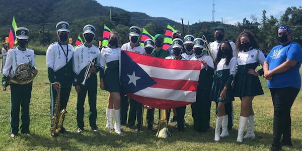 La Banda Colegial formó parte de los actos de inauguración presidencial de Estados Unidos, en el evento virtual Parade Across America, segmento que se grabó en Guayanilla. Los acompaña, a la derecha, Carlos Alicea Quiñones, director de Puerto Rico Royalty Winterguard. (Suministrada)
