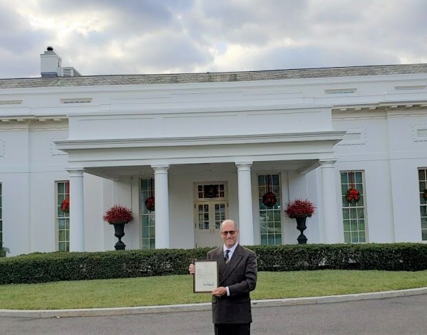 El ingeniero Jaime Alberto Cruz, egresado del Departamento de Ingeniería Eléctrica del RUM, completó una exitosa jornada laboral en el área de defensa en el gobierno federal. Suministrada