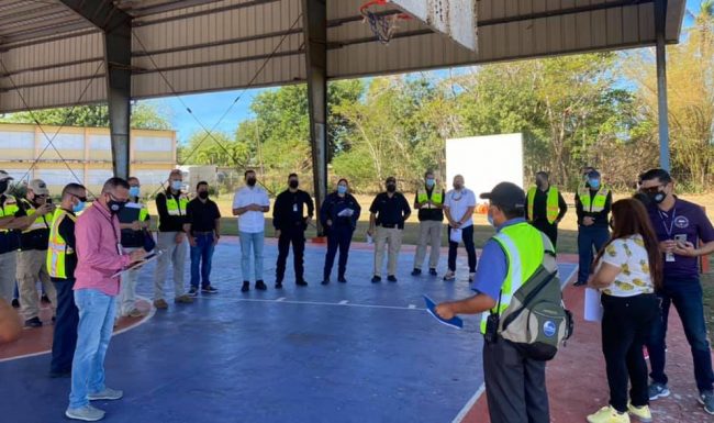 El doctor Víctor Huérfano, director de la RSPR participó en el ejercicio que se llevó a cabo en el barrio Espinar, de Aguada. Suministrada CaribeWave