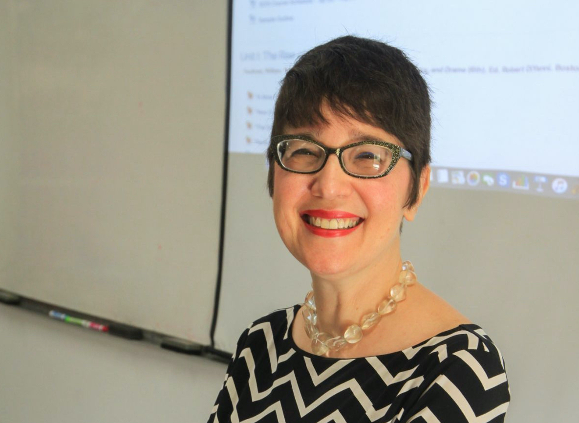 La doctora Ricia Chansky, catedrática del Departamento de Inglés, es una de las editoras del libro Mi María: Surviving the Storm, una colección de relatos de sobrevivientes, proyecto que se gestó en sus clases. (Suministrada)