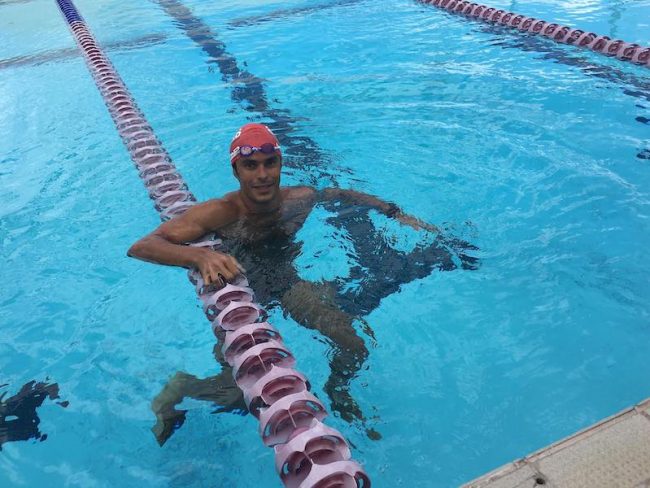 El nadador David Pesquet realiza un intenso entrenamiento de natación en el Recinto Universitario de Mayagüez. Suministrada