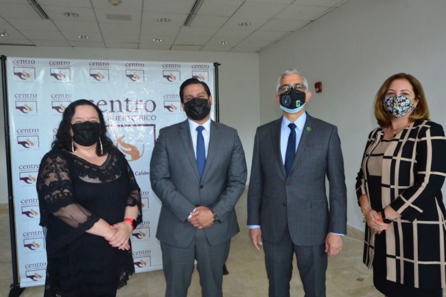 Desde la izquierda, la doctora María Amador, decana de ADEM;  el licenciado Wilfredo Rodríguez, director de Vivienda; el doctor Agustín Rullán Toro, rector del RUM; y la doctora Moraima De Hoyos Ruperto, directora del CNDE. Foto Carlos Díaz/Prensa RUM Área E