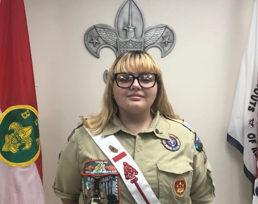 La estudiante Laura Valeria Díaz-Piferrer Acevedo, quien cursa su segundo año en el Departamento de Enfermería del Recinto Universitario de Mayagüez (RUM) de la Universidad de Puerto Rico (UPR), es la primera fémina, a nivel de la región noreste de Estados Unidos, en ocupar el puesto de jefa de la Orden de Flecha de la Logia Yokahú del Concilio de Puerto Rico de los Boys Scouts of America. Suministrada Escutismo