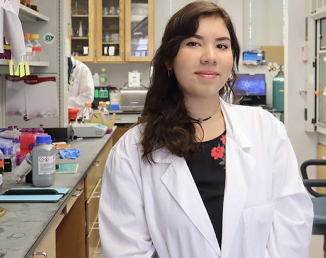La estudiante Gabriela Díaz Figueroa, quien cursa su cuarto año en Microbiología Industrial en el Departamento de Biología del Recinto Universitario de Mayagüez (RUM), de la Universidad de Puerto Rico (UPR), recibió la prestigiosa beca Barry Goldwater, considerada la dádiva más importante y competitiva de las ciencias, tecnología, ingeniería y matemáticas (STEM), para los estudios graduados en los Estados Unidos y sus territorios. Suministrada Beca Barry Goldwater