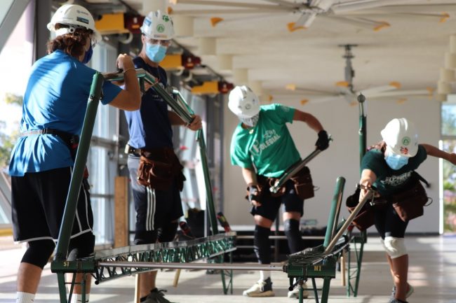 El grupo de 15 estudiantes pertenecientes a los Departamentos de INCI, Ingeniería Industrial e Ingeniería Mecánica, tenían el desafío de construir un puente competitivo de manera estructural y ensamblarlo con la menor cantidad de personas y tiempo. Suministrado Puente de Acero