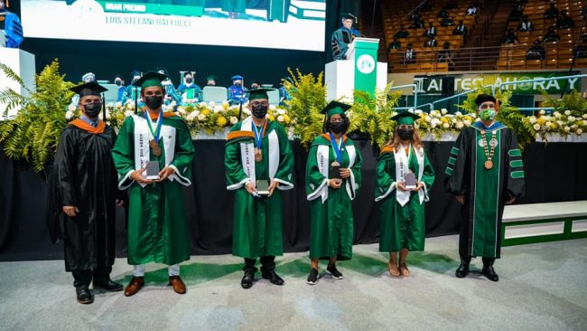 Trece estudiantes completaron una exitosa carrera académica en el Recinto Universitario de Mayagüez (RUM) de la Universidad de Puerto Rico (UPR) de donde se graduaron con promedio perfecto durante la centésima octava colación de grados. Cuatro colegiales de la Facultad de Ingeniería (en la foto) y nueve de la Facultad de Artes y Ciencias, recibieron el máximo galardón por su logro, el Premio Luis Stefani Raffucci. Premio Luis Stefani Raffucci