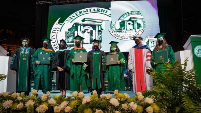 Tras concluida la primera parte de la graduación, se procedió con la entrega de diplomas. Centésima octava graduación del RUM