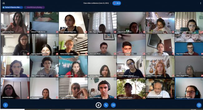 Uno de los grupos que toma el curso de Inglés con el doctor José M. Irizarry. Foto captura Colegio de Estudiantes Talentosos