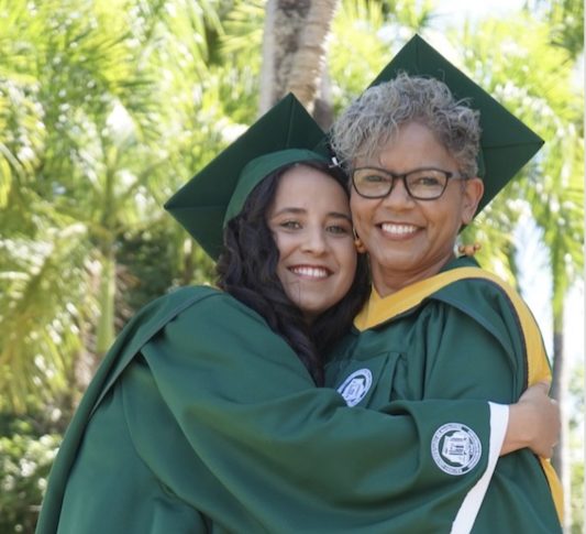 Ataviadas con la toga verde característica de la cría colegial y con un inmenso orgullo de que ambas lograron sus metas de la mano, madre e hija se graduaron de la Facultad de Artes y Ciencias, durante la centésima octava colación de grados del Recinto Universitario de Mayagüez (RUM) de la Universidad de Puerto Rico (UPR).

Se trata de Marangelí Torres Torres, quien obtuvo el grado de Maestría en el Departamento de Ciencias Matemáticas, y su hija Álani Aldarondo Torres, quien completó su bachillerato en Biotecnología Industrial.