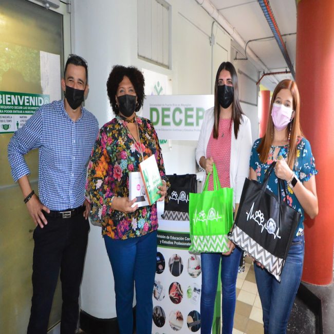 La División de Educación Continua y Estudios Profesionales (DECEP) del RUM hizo entrega de materiales didácticos y herramientas de trabajo, a maestros que aprobaron el curso de Herramientas Curriculares y Metodologías Innovadoras para la Enseñanza de Estudios Sociales.  Carlos Díaz/Prensa RUM