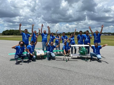 El equipo RUM Air Aero Design del Recinto Universitario de Mayagüez (RUM) de la Universidad de Puerto Rico (UPR), completó una brillante ejecutoria con importantes premios en la más reciente competencia SAE Aero Design, que se celebró este verano en Lakeland, Florida. El desafío para diseñar y desarrollar aeronaves contó con una parte presencial dedicada a la misión de los aviones, dividida en un día de inspección y dos días de vuelo; así como la redacción de un reporte y una presentación técnica, que se llevó a cabo virtualmente durante el semestre.