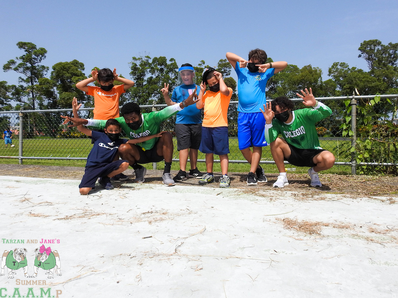 El Departamento de Actividades Atléticas del Recinto Universitario de Mayagüez (RUM) de la Universidad de Puerto Rico (UPR), celebró el evento del cierre de los Tarzán & Jane’s Summer CAAMp, en el Coliseo Rafael A. Mangual. Alrededor de 250 estudiantes entre las edades de 5 a 16 años participaron de este campamento educativo, en el que practicaron unos 17 deportes.