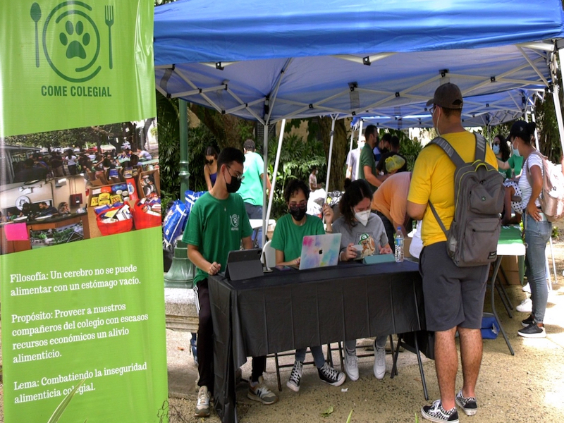 El colectivo estudiantil Come Colegial y la organización comunitaria Misión Rescate entregó más de 300 certificados de compras, ropa, mascarillas y una merienda a estudiantes con necesidad alimentaria en la placita frente al edificio Celis. Este evento se realizó en cumplimiento con las ordenanzas gubernamentales para garantizar el distanciamiento físico y según establece el protocolo del Recinto Universitario de Mayagüez, de la Universidad de Puerto Rico.