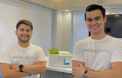 Su ingenio y pasión por emprender e innovar llevó a dos estudiantes del Recinto Universitario de Mayagüez (RUM) de la Universidad de Puerto Rico (UPR), a lanzar su más reciente producto en el mercado: Walty, un tiesto inteligente capaz de generar su propia agua y regar las plantas de manera automática. Karlos L. Miranda Garcés, del Departamento de Ingeniería Mecánica (INME) y su socio Kevin Rivera, recién egresado de Ingeniería Eléctrica (INEL), son los fundadores de la compañía emergente Watric Energy Solutions, enfocada en alcanzar la sustentabilidad a través de la innovación y la tecnología, quienes convirtieron en realidad la primera parte de un sueño que aspiran a ampliar con miras a contribuir a la sociedad.