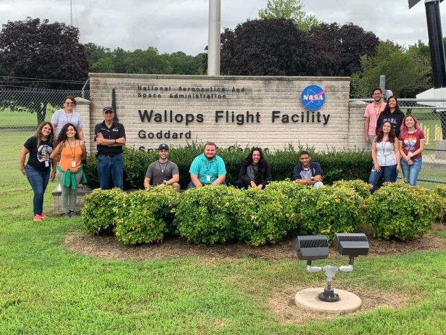 Estudiantes del Recinto de Río Piedras y el Recinto Universitario de Mayagüez que son parte del proyecto  UPR-Rocket Satellite (RockSat-X) de la UPR. Les acompaña el profesor Oscar Resto (de camisa negra y de pie) y la profesora Leyniska Burgos (camiseta de rayas de pie a la izquierda). Suministrada RockSat-X