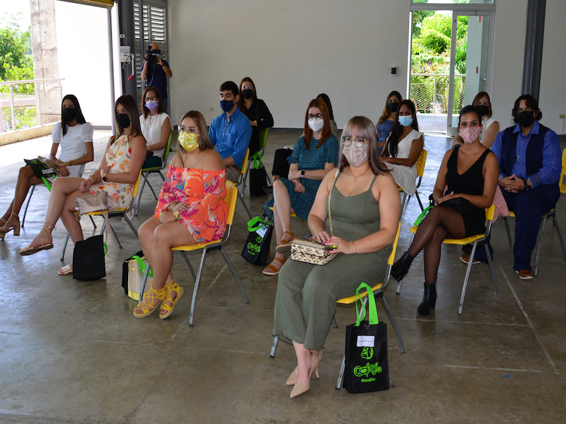 El programa graduado del Departamento de Psicología del Recinto Universitario de Mayagüez (RUM), de la Universidad de Puerto Rico (UPR), realizó el evento de bienvenida a sus catorce estudiantes graduados en el Mezzanine, cumpliendo con el protocolo de distanciamiento físico, ante la pandemia del COVID-19. Siete de estos alumnos iniciaron sus estudios en su segundo año, mientras los restantes son recién admitidos, quienes comenzaron su jornada este semestre académico de manera presencial, con el propósito de completar el grado de Doctor en Psicología Escolar.