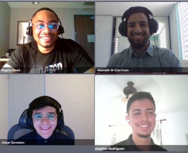 David Rogers de Amazon mientras orientaba a tres estudiantes del RUM. Fotocaptura Feria de Empleos