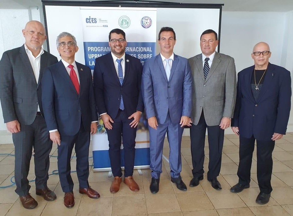 El Recinto Universitario de Mayagüez (RUM), la Federación Puertorriqueña de Fútbol (FPF) y el Centro Internacional de Estudios del Deporte (CIES), en colaboración con la Federación Internacional de Fútbol (FIFA), presentaron el Programa Internacional
UPRM/FPF/FIFA/CIES sobre la Gestión del Deporte que se ofrecerá próximamente en el país por primera vez a partir del mes de abril de 2022.