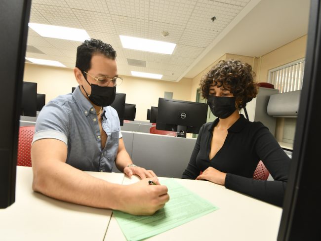 Estudiantes del RUM estarán a cargo del proceso de radicación de planillas federales. Carlos Díaz/Prensa RUM