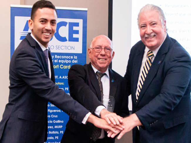 En la foto aparecen los ingenieros Héctor Colón, presidente de ASCE Puerto Rico y Edwin Vargas, vicepresidente de ASCE Puerto Rico, junto al doctor Benjamín Colucci Ríos. Suministrada