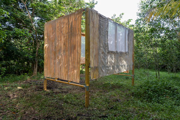 La Galería de Arte del Recinto Universitario de Mayagüez (RUM) dará inicio este mes a la serie de exposiciones La materialización de lo doméstico-corporal, cuya misión es propiciar la reflexión sobre la forma en que las mujeres, desde periodos originarios, han dominado ciertas técnicas asociadas a las artes menores o espacios con menos importancia social, pero desde los cuales se construye empoderamiento y comunidad. El proyecto, subvencionado por la Fundación Puertorriqueña de las Humanidades, tendrá una duración de un año, desde marzo de 2022 hasta febrero de 2023.
Iniciará el ciclo la exhibición Treinta años en un día, de la artista Ada del Pilar Ortiz, que inaugura el miércoles, 16 de marzo de 2022, a las 6:00 p.m.