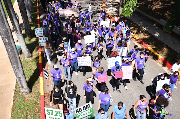 Tras una pausa forzada de dos años ante la pandemia, la Marcha Violeta se apoderó nuevamente de las calles del Recinto Universitario de Mayagüez (RUM) para levantar su voz y su solidaridad por los derechos de igualdad y equidad de género, en el marco de la conmemoración del Día Internacional de la Mujer Trabajadora.