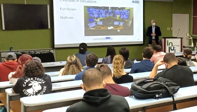 El capítulo estudiantil de la American Nuclear Society (ANS UPRM Student Section) del Recinto Universitario de Mayagüez (RUM), recibió la visita del doctor Steven A. Arndt, actual vicepresidente y presidente entrante de la ANS, quien ofreció la conferencia titulada ¿Qué se necesita para convertirse en un ingeniero exitoso en el campo nuclear?