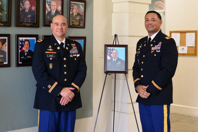 El coronel Vélez Cortés (en la izquierda), natural de Aguadilla, fue comisionado en el RUM como Segundo Teniente del Ejército de los Estados Unidos en 1992. A su lado el teniente coronel Andy Reyes, director del Programa ROTC en el RUM. Foto Carlos Díaz/Prensa RUM ROTC