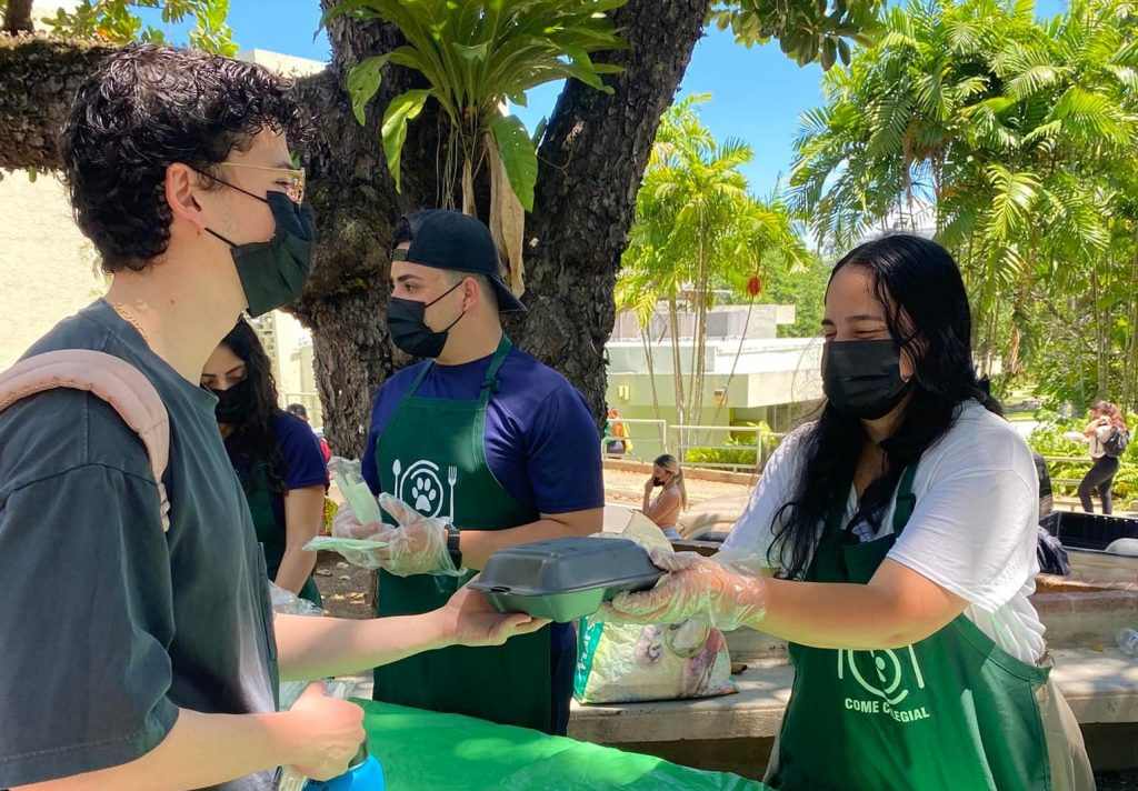 Al son de la bomba puertorriqueña, el colectivo Come Colegial del Recinto Universitario de Mayagüez (RUM), llevó a cabo su décima edición de Final Feliz. En el ya tradicional evento de cierre de semestre se repartieron 100 almuerzos para los estudiantes.