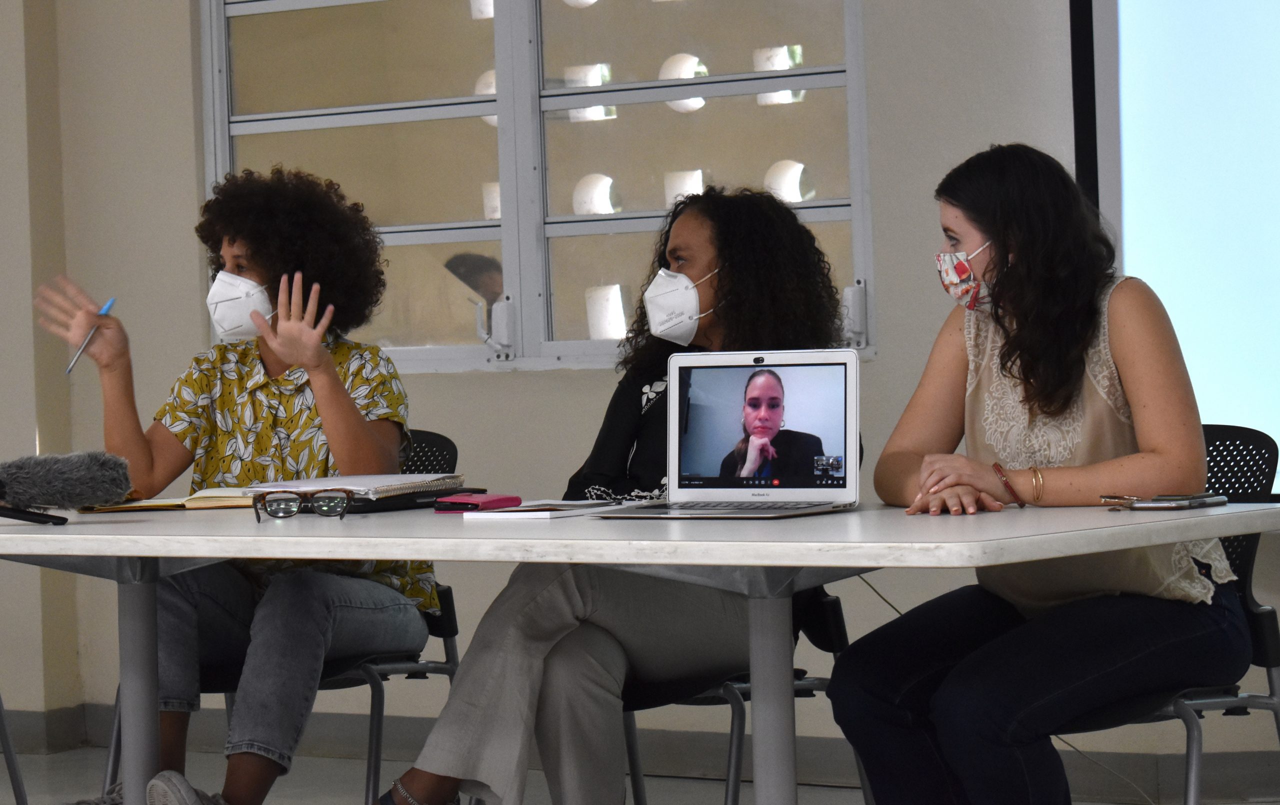 Desde la izquierda,   Ana Portnoy Brimmer, la doctora Jocelyn Géliga y  Claudia Irizarry Aponte. En la pantalla Laura Olivieri Robles. Foto Prensa RUM Departamento de Inglés