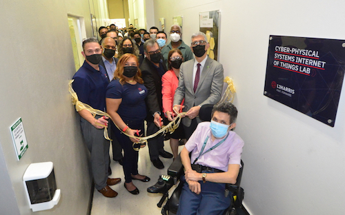 El Colegio de Ingeniería del Recinto Universitario de Mayagüez inauguró oficialmente el laboratorio Cyber-Physical Systems Internet of Things, proyecto subvencionado por la empresa L3Harris, que permite que los estudiantes puedan hacer investigación en este tema de vanguardia.