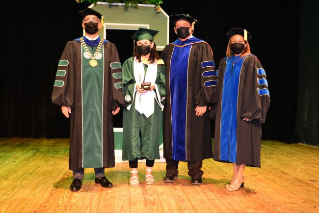 Por primera vez, la entrega de premios departamentales se llevó a cabo en una actividad previa a la graduación. Foto Carlos Díaz/Prensa RUM Centésima novena graduación