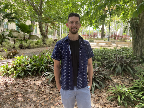 El recién egresado colegial Gabriel O. Pagán González, quien completó su bachillerato en Microbiología Industrial en el Departamento de Biología del Recinto Universitario de Mayagüez (RUM), fue admitido al programa doctoral de Biología y Ciencias Biomédicas (BBS) de la Universidad de Harvard, donde iniciará sus estudios graduados a partir del próximo mes de septiembre de 2022.