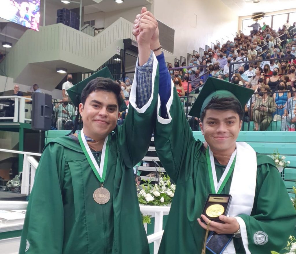 Los hermanos gemelos Daniel Gabriel y Antonio José Rosario Roselló se graduaron del Colegio de Administración de Empresas del RUM con un promedio perfecto de 4.00 puntos. Oriundos de Aguada, Puerto Rico. Carlos Díaz/Prensa RUM