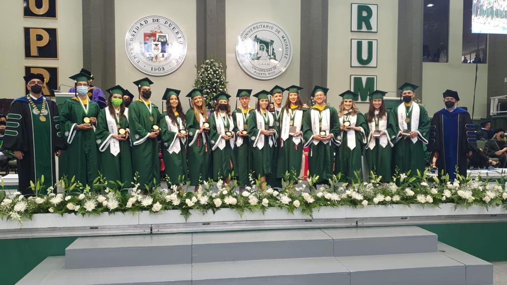 En lo que representa un precedente histórico, el Recinto Universitario de Mayagüez (RUM) de la Universidad de Puerto Rico (UPR), graduó a 23 estudiantes con promedio perfecto, hazaña por la cual recibieron el gran Premio Luis Stefani Raffucci en la centésima novena colación de grados, que se celebró el viernes, 10 de junio en el Coliseo Rafael A. Mangual.