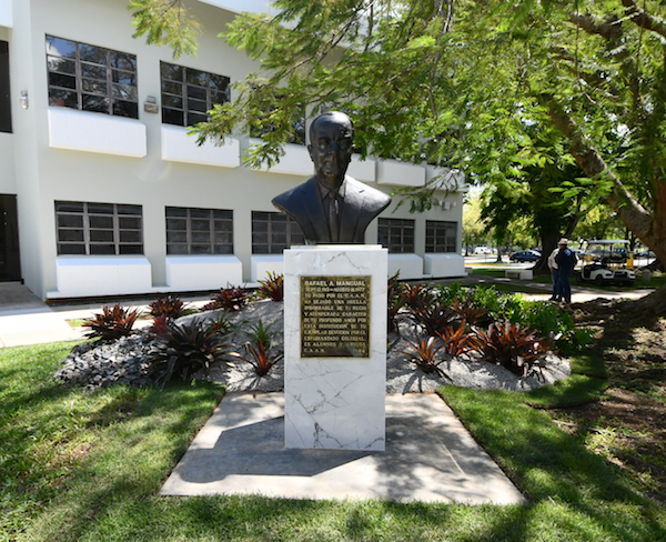 La reubicación del busto de Rafael A. Mangual, al costado del Coliseo que lleva su nombre en el recinto Universitario de Mayagüez (RUM), sirvió de espacio ideal para recordar la gesta de deportista, educador y entrenador colegial, quien acuñó el lema de antes, ahora y siempre... Colegio, así como la expresión de sangre verde.