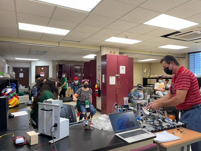 Los jóvenes visitaron varios laboratorios de INME. Suministrada Campamento de Ingeniería Mecánica