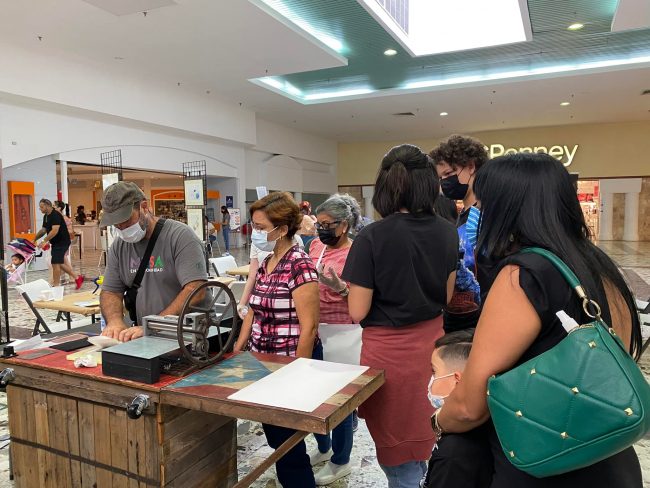 En Mayagüez Mall el profesor Héctor Román ofreció demostraciones y talleres enfocados en las técnicas de grabado utilizadas por Marcos Irizarry. Suministrada Musa en tu comunidad