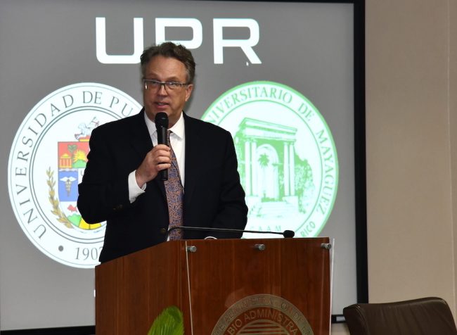 El Recinto Universitario de Mayagüez (RUM) de la Universidad de Puerto Rico (RUM), recibió la visita del doctor John C. Williams, presidente y principal oficial ejecutivo del Banco de la Reserva Federal de Nueva York. Banco de la Reserva Federal de Nueva York