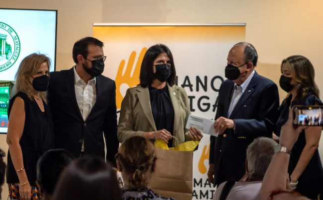 El Recinto Universitario de Mayagüez (RUM), recibió una subvención de  $10 mil dólares del  Programa Mano Amiga de las organizaciones Fundación Plaza Las Américas y Plaza Del Caribe, para la creación del proyecto Prevención salud primaria en jóvenes universitarios, del Departamento de Servicios Médicos.  Suministrada Servicios Médicos