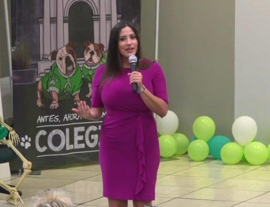 La comunicadora Zamira Mendoza, además de su trabajo como reportera del tiempo del noticiario Telenoticias, que se transmite por el canal Telemundo, asistió a la Semana de Orientación de los Prepas en el Recinto Universitario de Mayagüez, de la Universidad de Puerto Rico, para hablar sobre su experiencia como aquella joven que salió con muchos sueños de su natal Cabo Rojo y compartió cómo fue su trayectoria en el competido campo de las comunicaciones.