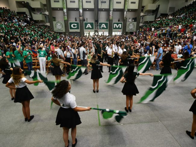 La Investidura Colegial tuvo lugar en el Coliseo Rafael A. Mangual del RUM, con la presencia de los estudiantes, sus familiares, así como los principales representantes y símbolos institucionales. Carlos Díaz/Prensa RUM