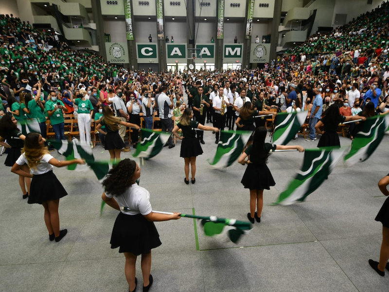 El Recinto Universitario de Mayagüez (RUM), de la Universidad de Puerto Rico (UPR), le dio la bienvenida a 1,919 estudiantes de nuevo ingreso en su emblemática actividad de orientación, como preámbulo al estreno de su carrera académica, a partir del primer día de clases el próximo lunes, 15 de agosto de 2022. La tradicional Investidura Colegial, tuvo lugar en el Coliseo Rafael A. Mangual, con la presencia de los homenajeados, sus familiares, así como los principales representantes y símbolos institucionales.